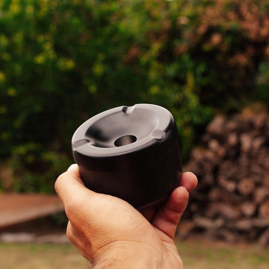 Minimalist Black Windproof Ashtray with Center Hole – Modern Design, Anti-Odor & Spill-Proof – Ideal for Indoor & Outdoor Use