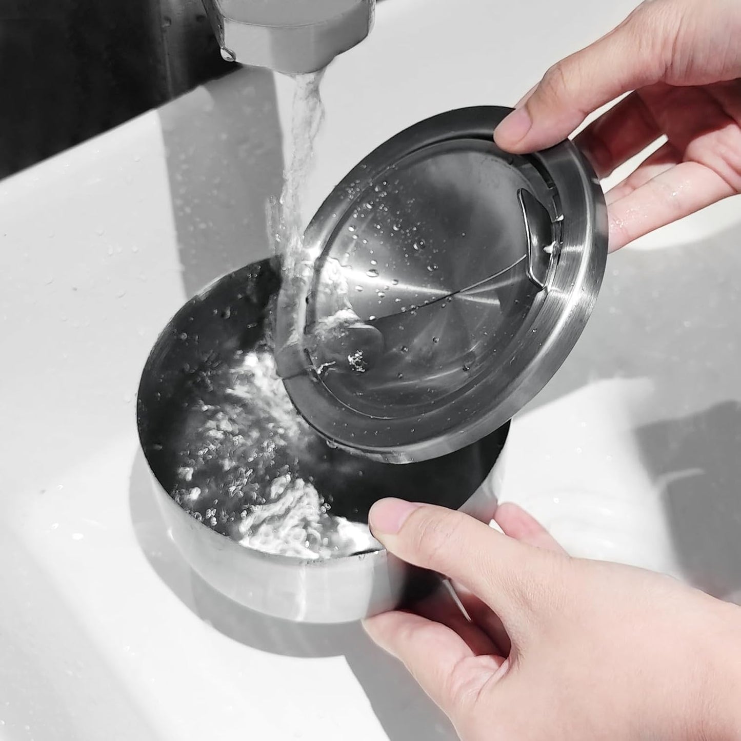 Stainless Steel Flip-Top Ashtray – Windproof & Odor-Sealing – Durable Brushed Metal Design for Indoor/Outdoor Use