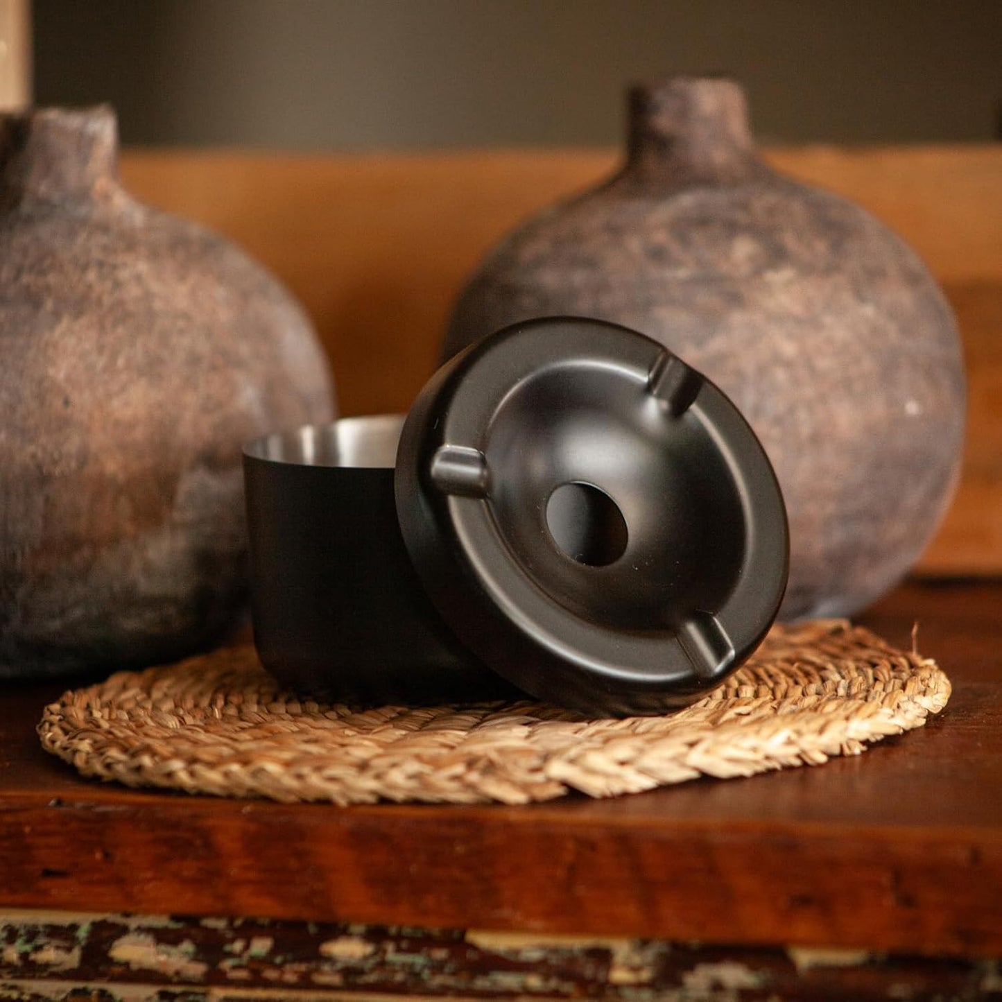 Minimalist Black Windproof Ashtray with Center Hole – Modern Design, Anti-Odor & Spill-Proof – Ideal for Indoor & Outdoor Use